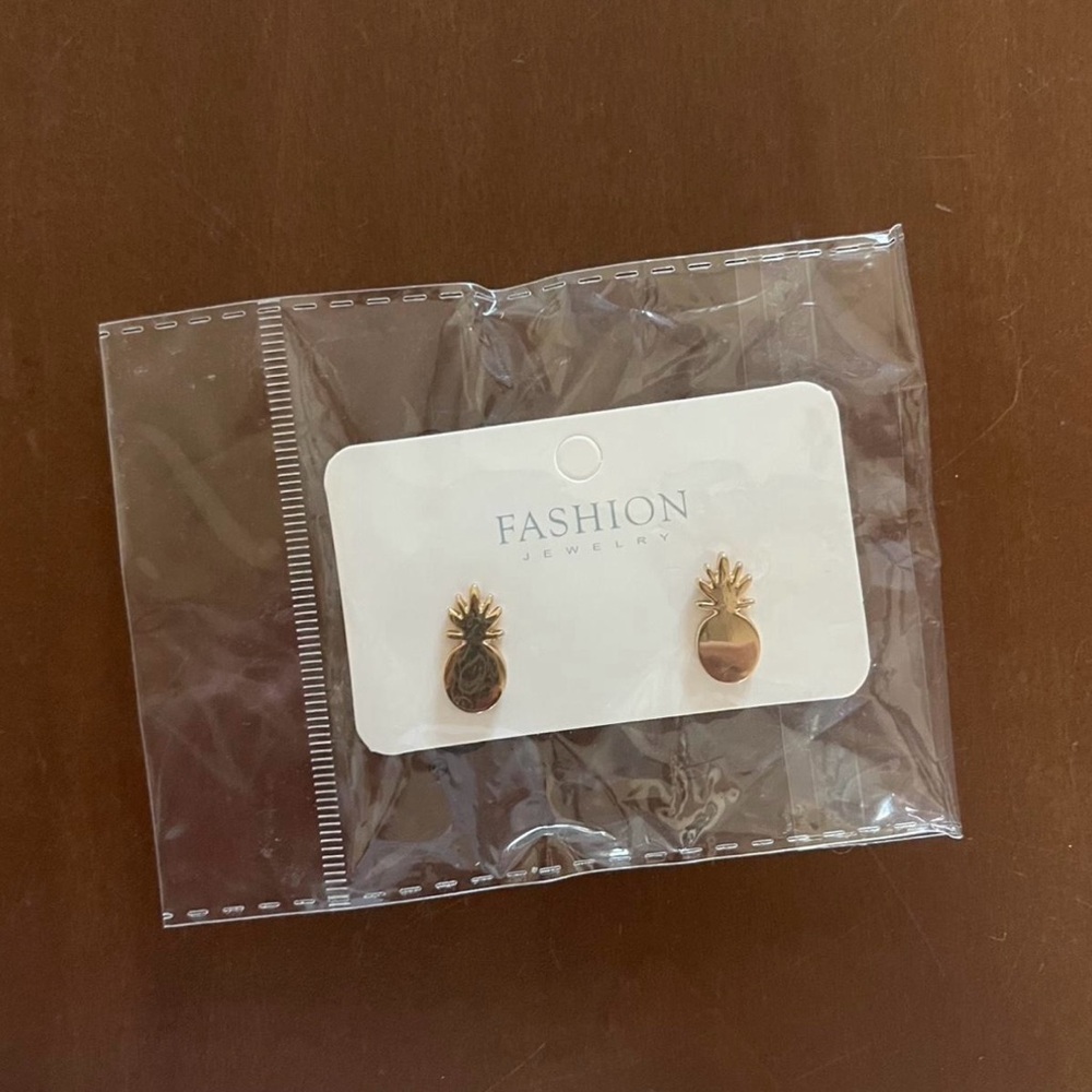 NWT Gold Plated Pineapple Stud Earrings
